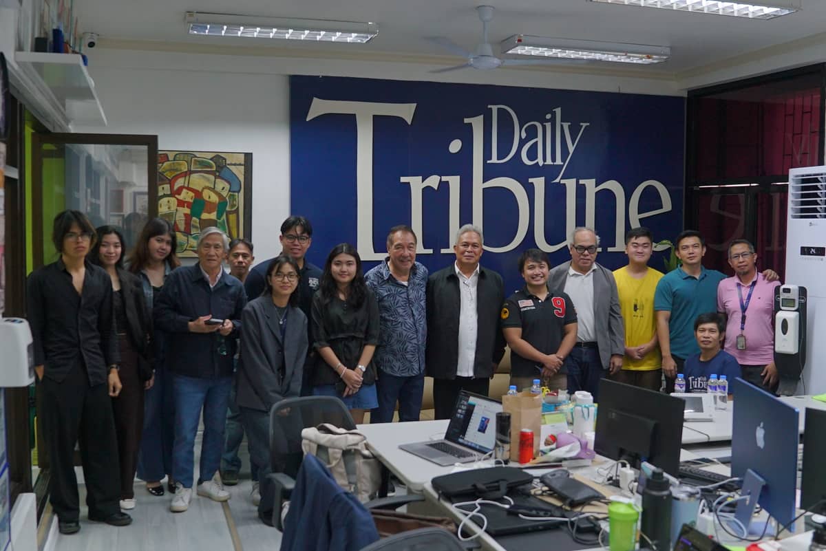 In good company Bureau of Corrections director general Gregorio Pio Catapang Jr. (center, in jacket) receives a warm welcome from the Daily Tribune family, led by president Willie Fernandez (left, in polo shirt), during his visit to the newspaper’s office.