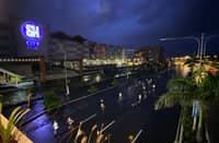 SM City Iloilo lights up early as runners take the streets.