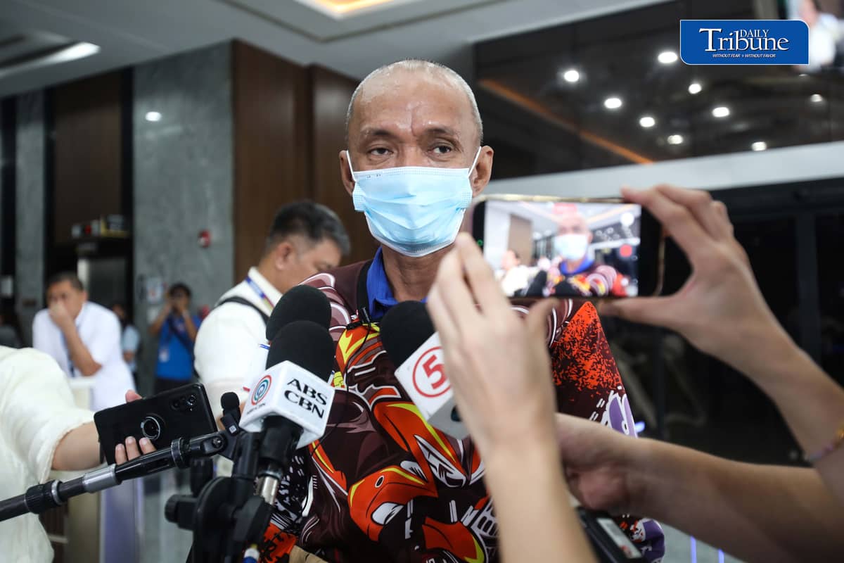 MMDA ENFORCER SPEAKS OUT 🚨
The MMDA traffic enforcer who went viral for counterflowing along the EDSA Busway faced the media on Monday, July 20, saying he panicked after receiving a call that his son, who has Down syndrome, had been rushed to the hospital.
The enforcer also admitted he had been drinking before the incident. MMDA General Manager Nicolas Torre said the employee may face criminal and administrative charges, fines, and possible dismissal from the service.
📸: Analy Labor