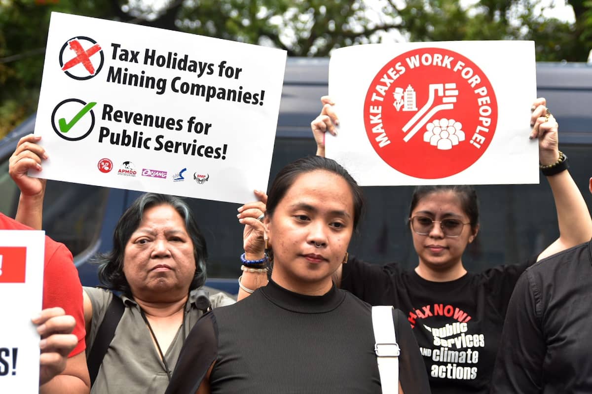 The Asian People’s Movement on Debt and Development (APMDD) and Bukluran ng Manggagawang Pilipino presented proposals urging the adoption of the UN Tax Convention’s Terms of Reference during a protest action in front of the Department of Finance on Tuesday, July 21.
APMDD called on the Finance Department to push for wealth taxation and the taxation of extractive industries under the proposed global tax framework. | Zedrich Xylak Madrid