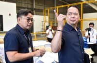 The Bureau of Customs (BOC) seized five containers of misdeclared frozen foods disguised as various food products at the BOC-Port of Manila today, July 21.
The inspection uncovered the misdeclared goods worth P23.27 million.