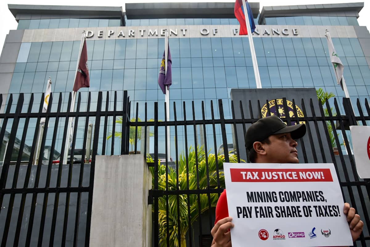 The Asian People’s Movement on Debt and Development (APMDD) and Bukluran ng Manggagawang Pilipino presented proposals urging the adoption of the UN Tax Convention’s Terms of Reference during a protest action in front of the Department of Finance on Tuesday, July 21.
APMDD called on the Finance Department to push for wealth taxation and the taxation of extractive industries under the proposed global tax framework. | Zedrich Xylak Madrid