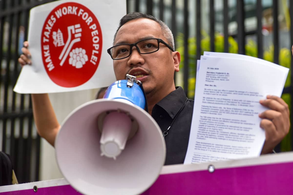 The Asian People’s Movement on Debt and Development (APMDD) and Bukluran ng Manggagawang Pilipino presented proposals urging the adoption of the UN Tax Convention’s Terms of Reference during a protest action in front of the Department of Finance on Tuesday, July 21.
APMDD called on the Finance Department to push for wealth taxation and the taxation of extractive industries under the proposed global tax framework. | Zedrich Xylak Madrid