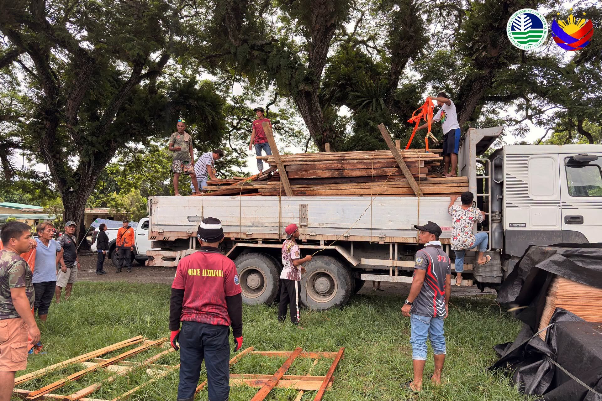 Quake-hit Sarangani families receive lumber donation