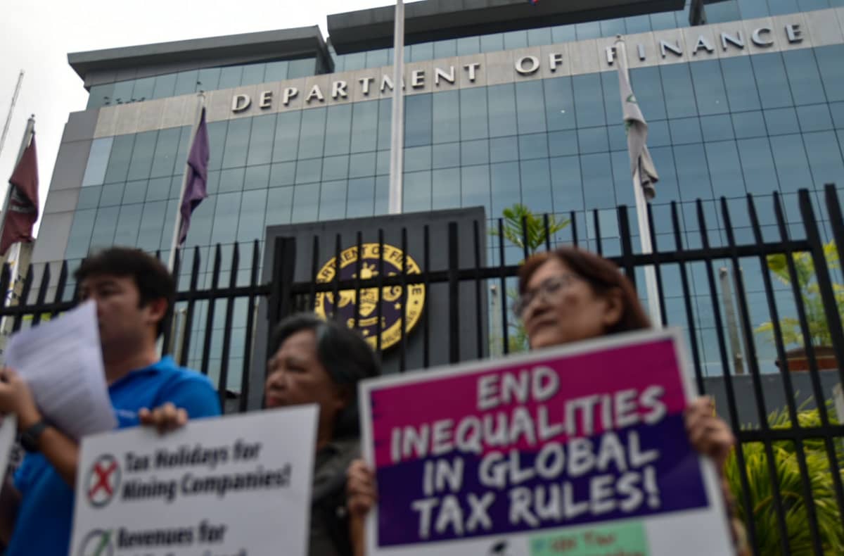 The Asian People’s Movement on Debt and Development (APMDD) and Bukluran ng Manggagawang Pilipino presented proposals urging the adoption of the UN Tax Convention’s Terms of Reference during a protest action in front of the Department of Finance on Tuesday, July 21.
APMDD called on the Finance Department to push for wealth taxation and the taxation of extractive industries under the proposed global tax framework. | Zedrich Xylak Madrid