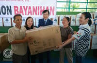 (From right): GMA Kapuso Foundation Trustee Annette Gozon-Valdez, First Lady Louise Araneta-Marcos, Nitori Chairman Akio Nitori, and Tourism Secretary Dita Angara-Mathay lead the distribution of Nitori items to some 1,000 residents of Malapatan, Sarangani, on Tuesday (July 21)