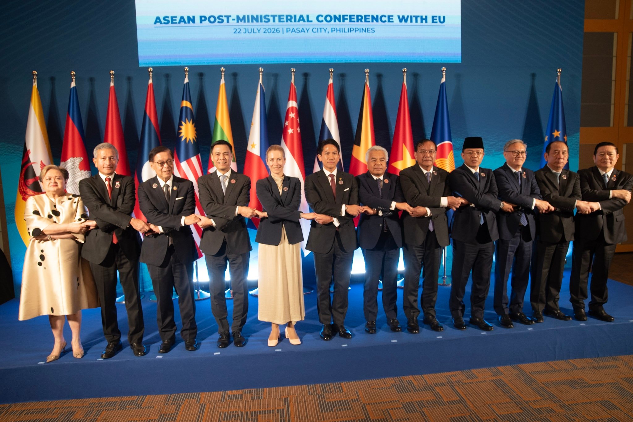 ASEAN Foreign Ministers and EU Vice President poses for family photo