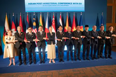 ASEAN Foreign Ministers and EU Vice President poses for family photo