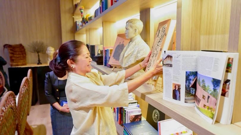 PHL OPENS S’PORE LIBRARY
