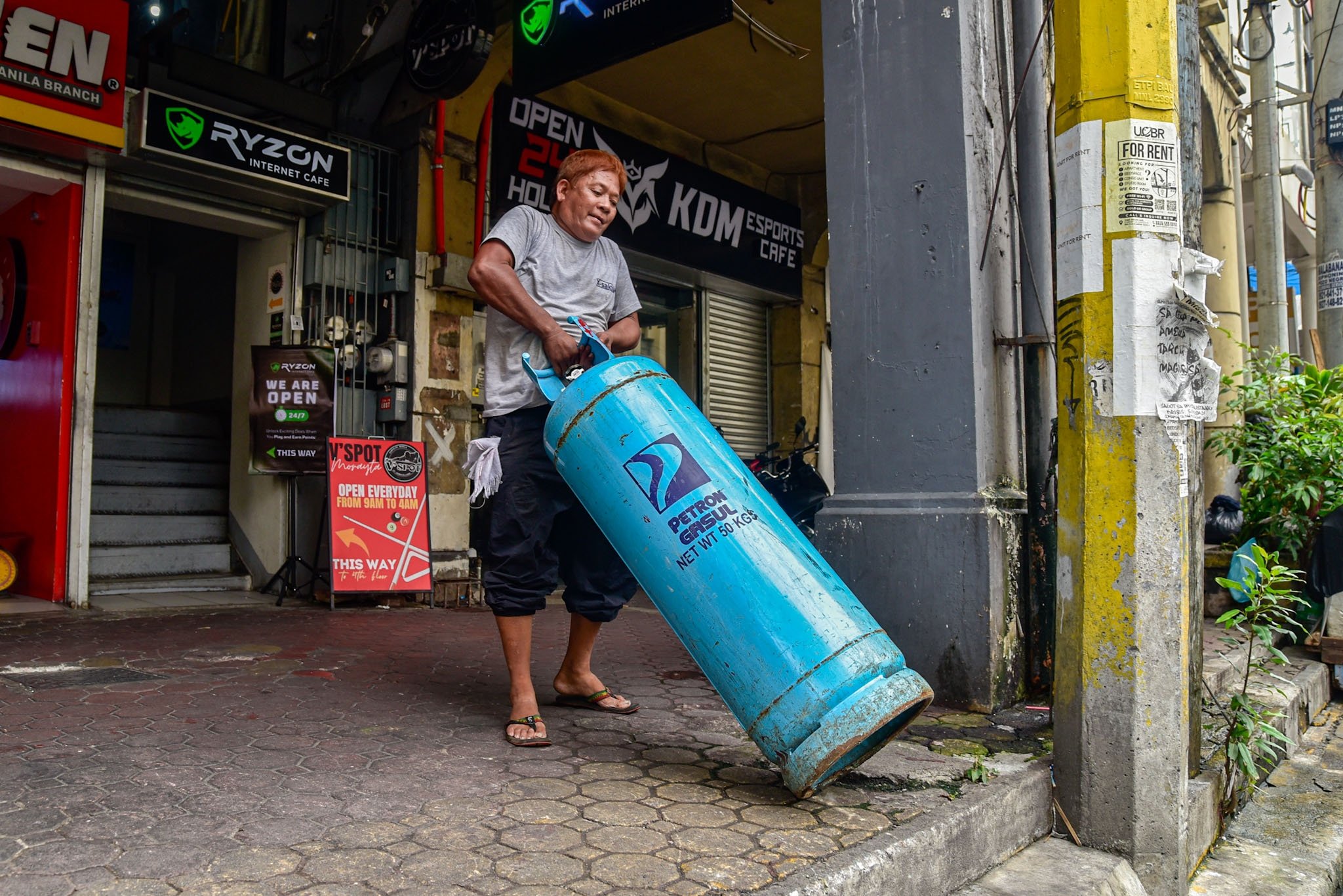 A man carrying LPG tanks for a restaurant 