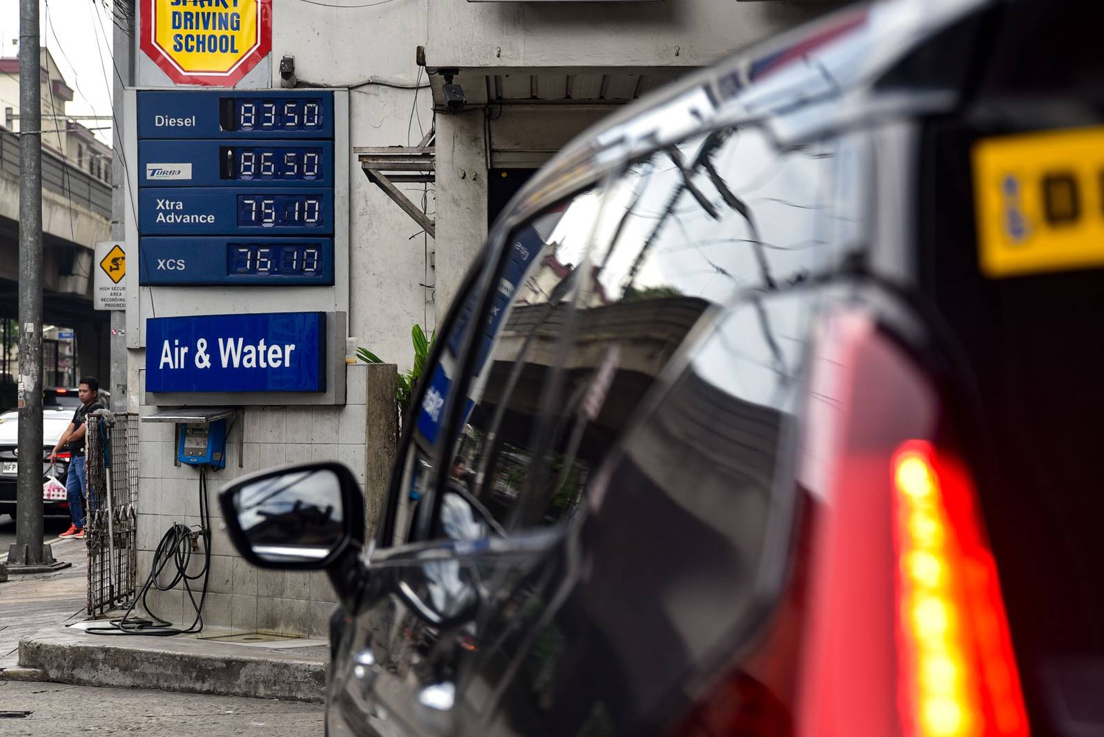 Motorists are seen on queue to get their tank fill with gas in Manila, on July 26. l Zedrich Xylak Madrid

Up to P6.50 per litter of gas is expected to rise on Tuesday. l Zedrich Xylak Madrid
