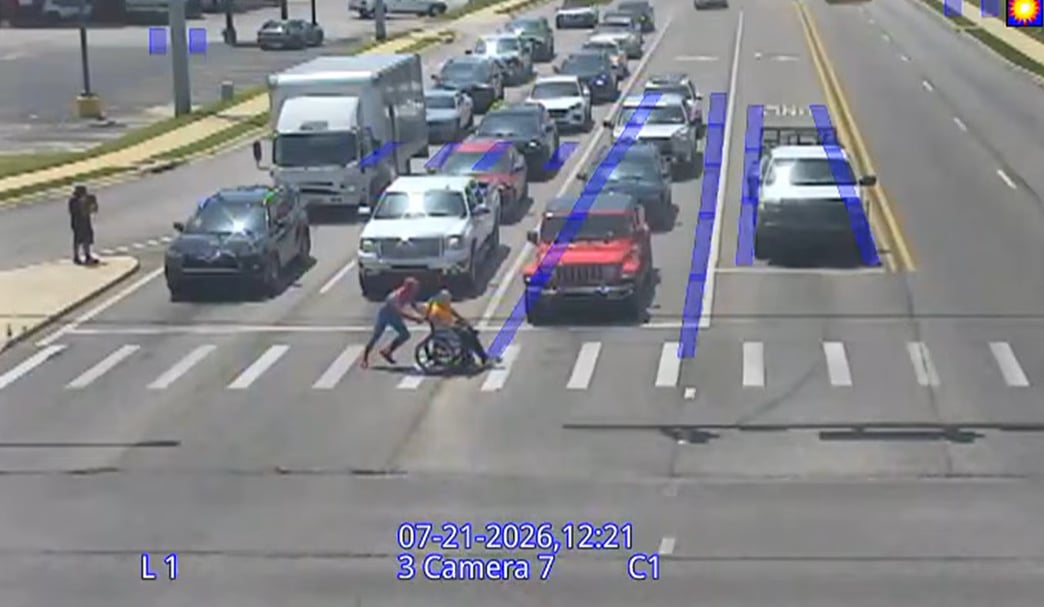 Motorista na naka spider-man, nag ala-superhero sa pedestrian