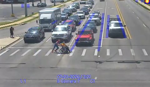 Motorista na naka spider-man, nag ala-superhero sa pedestrian