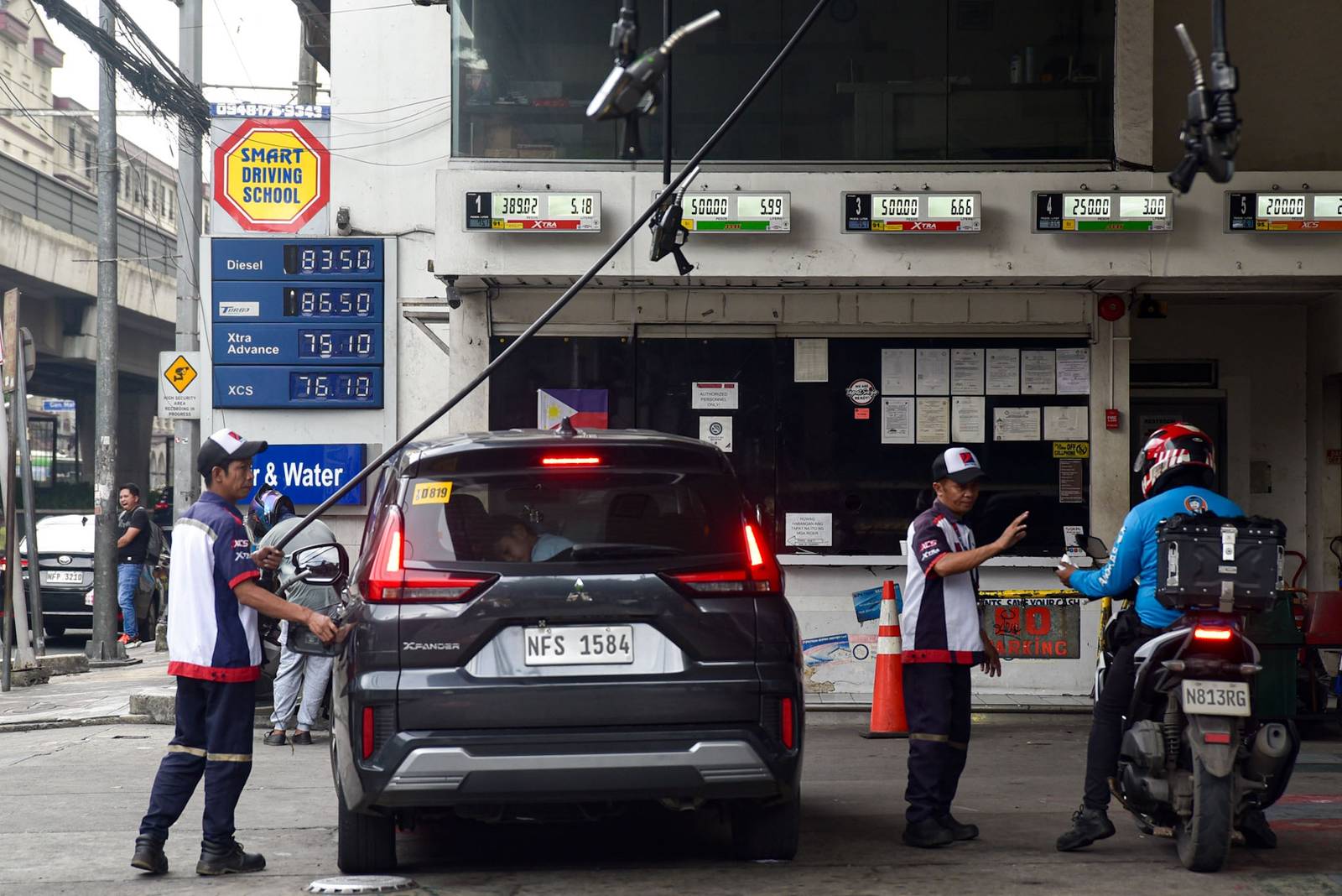 Motorists are seen on queue to get their tank fill with gas in Manila, on July 26. l Zedrich Xylak Madrid

Up to P6.50 per litter of gas is expected to rise on Tuesday. l Zedrich Xylak Madrid