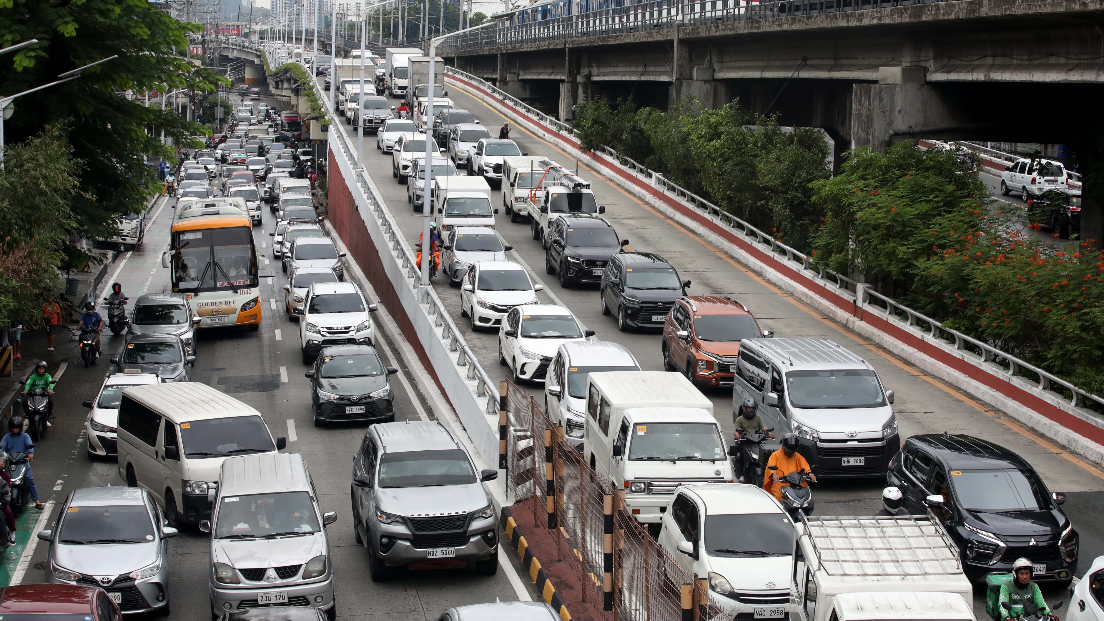 Cargo bus crashes into EDSA busway barriers