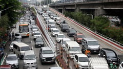 Cargo bus crashes into EDSA busway barriers