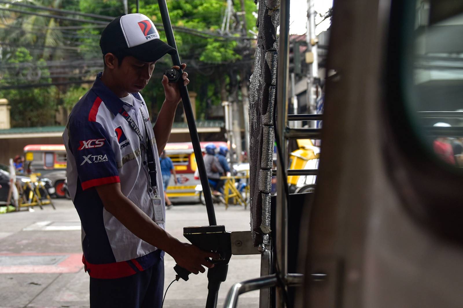 Motorists are seen on queue to get their tank fill with gas in Manila, on July 26. l Zedrich Xylak Madrid

Up to P6.50 per litter of gas is expected to rise on Tuesday. l Zedrich Xylak Madrid