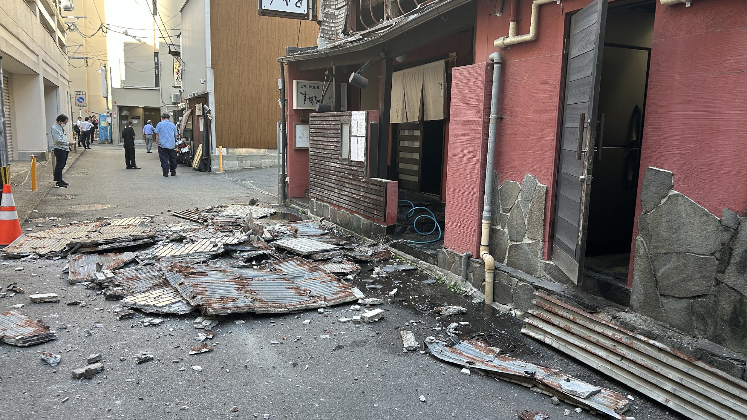 Japan 7.1 quake triggers tsunami alert