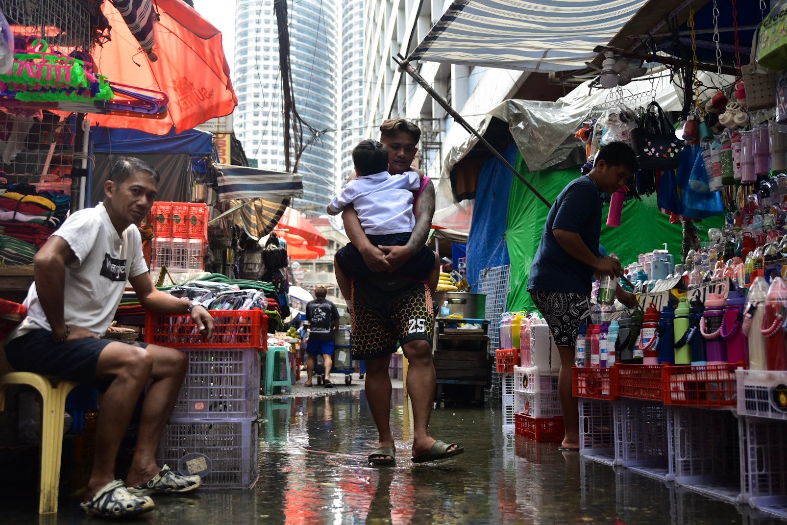 Clogged drainage floods Divisoria  