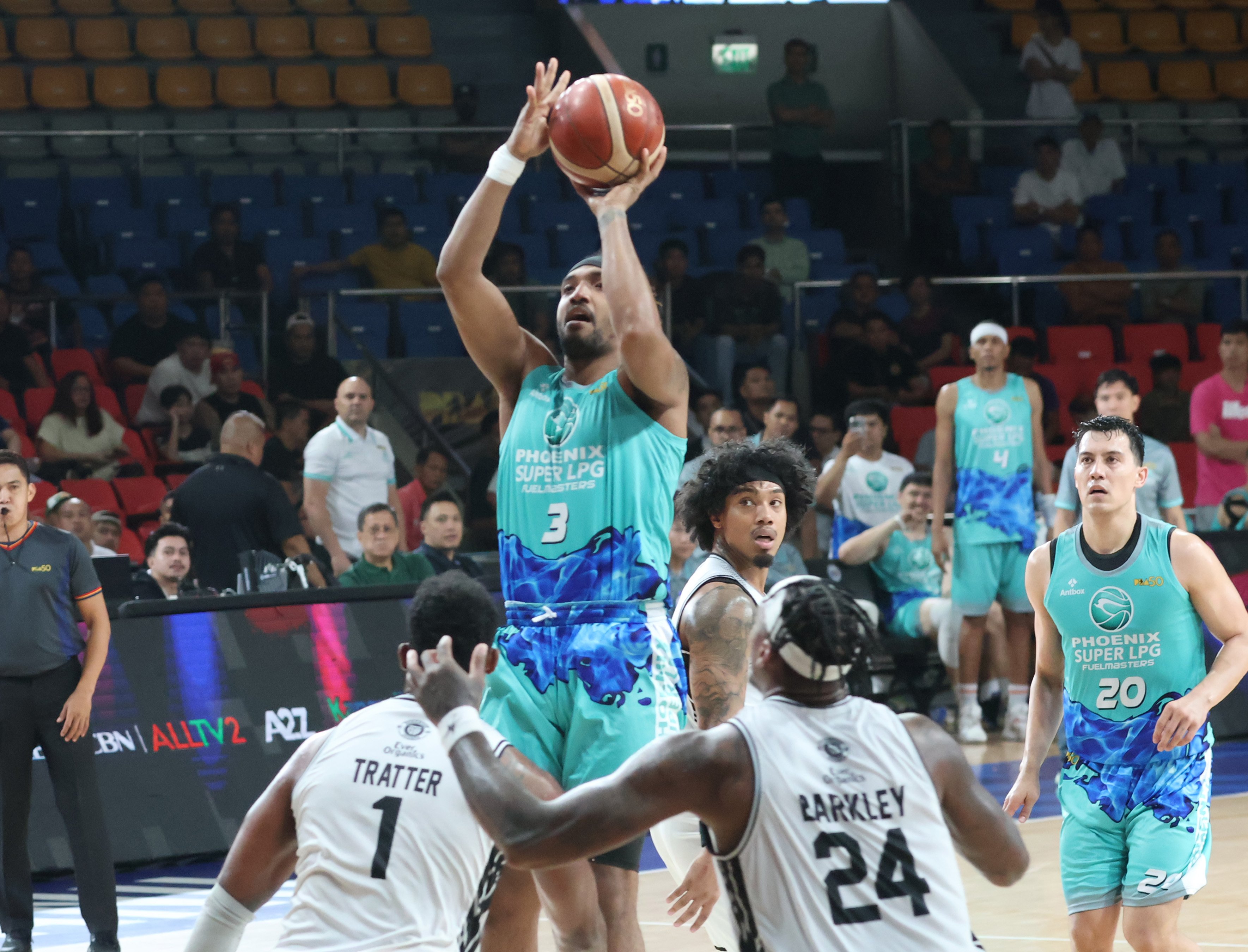 Phoenix rises, closes 1st round on high note