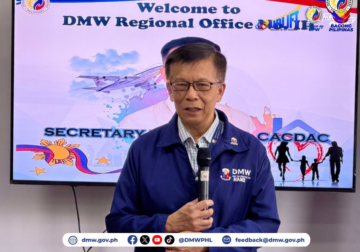 30 distressed OFWs receive DMW aid under UPLIFT program