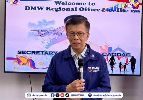 30 distressed OFWs receive DMW aid under UPLIFT program