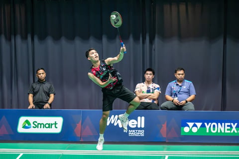 Villaflor keeps Phl shuttlers afloat