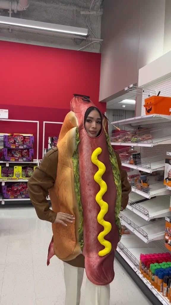 NO Heart, no problem — Evangelista’s SoNA absence doesn’t make the red carpet less exciting. She reposted this viral hotdog costume on the day of the SoNA this year.