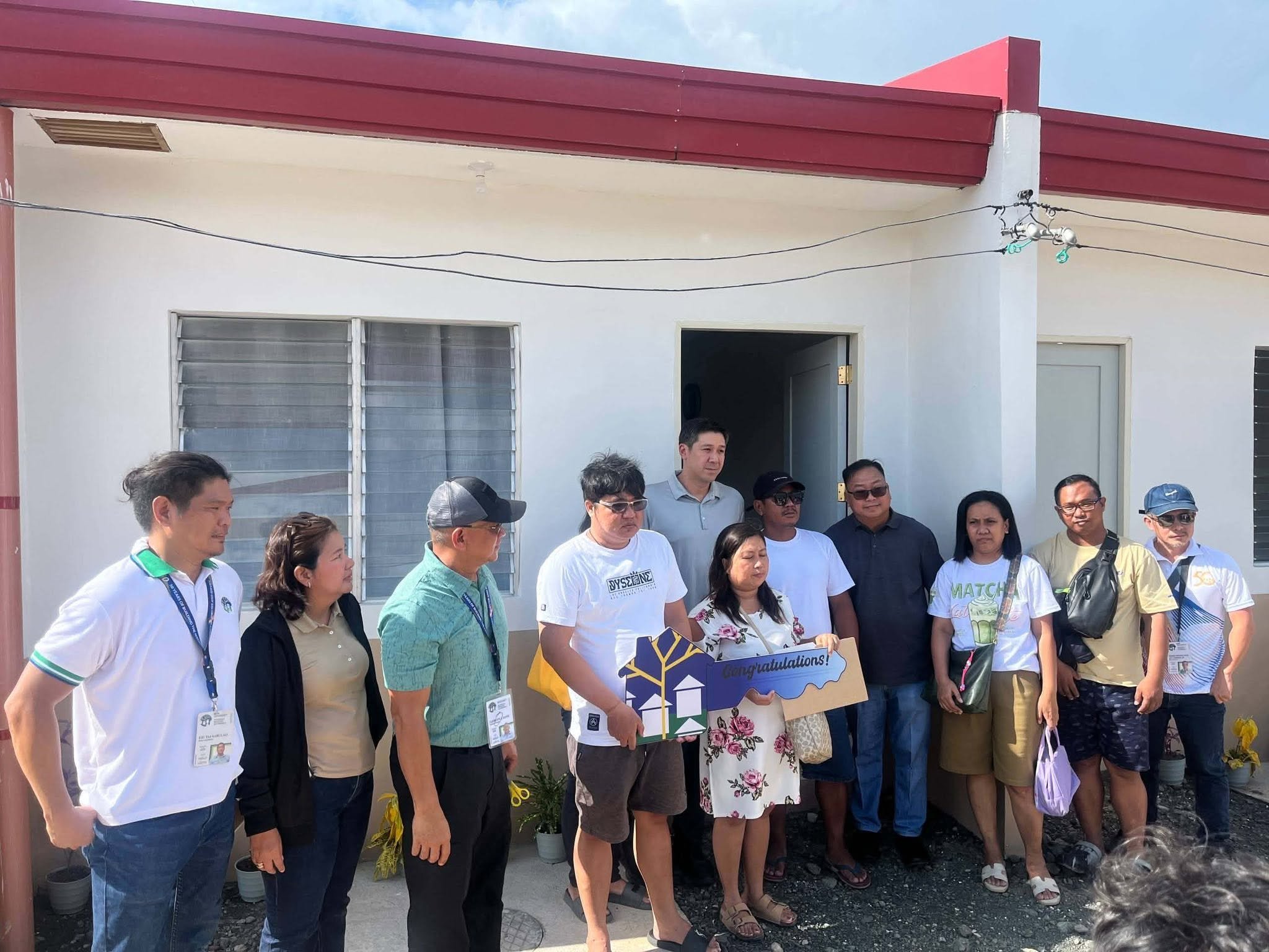 NHA nagbigay ng bahay sa mga pamilya ng 3 biktima ng Tacloban school shooting