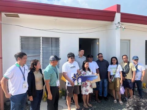 NHA nagbigay ng bahay sa mga pamilya ng 3 biktima ng Tacloban school shooting