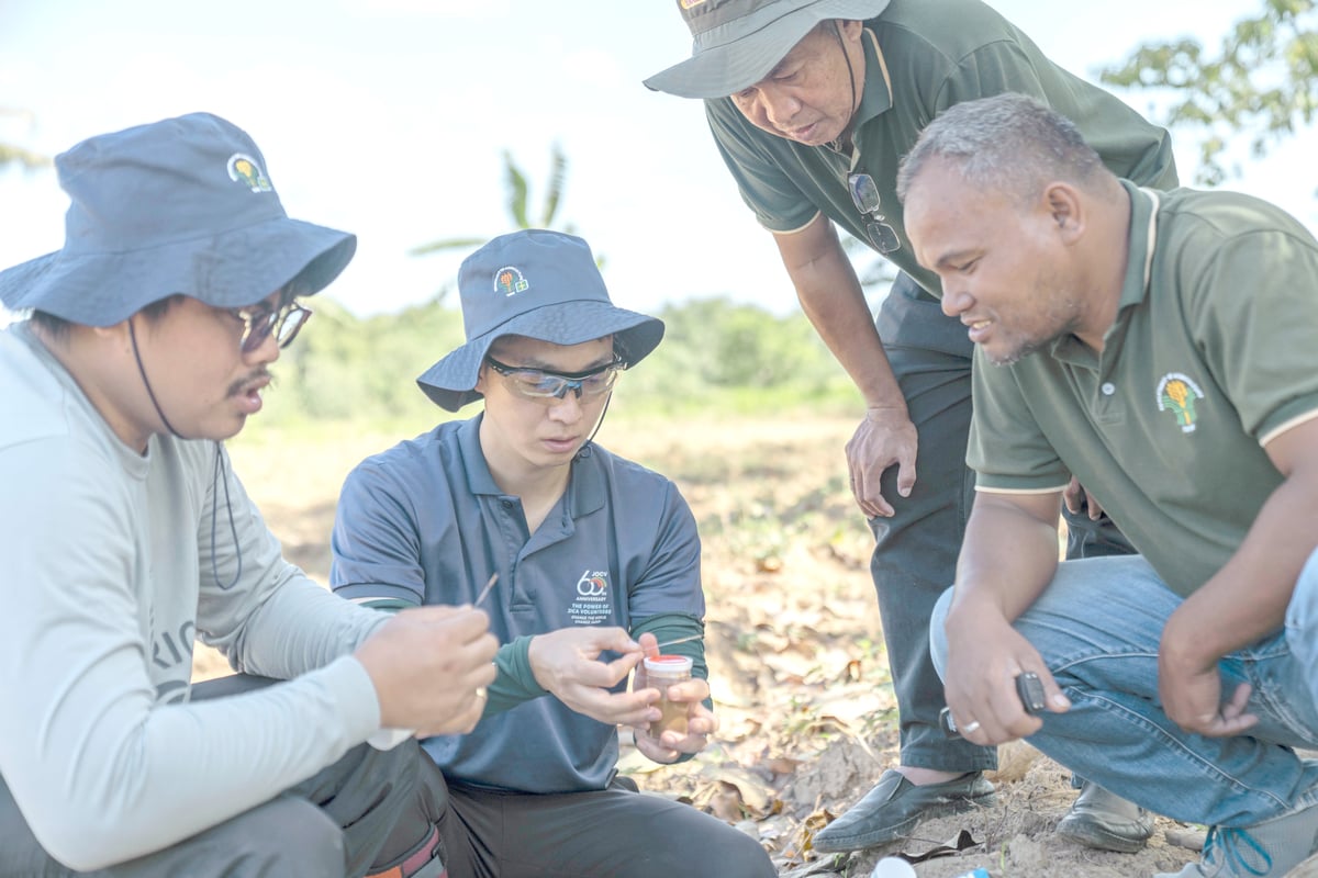 Voluinteer KUBO is assigned in Cebu to couduct soil research. © JICA