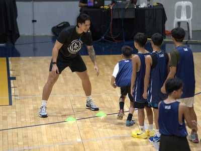 Ramos holds basketball clinic