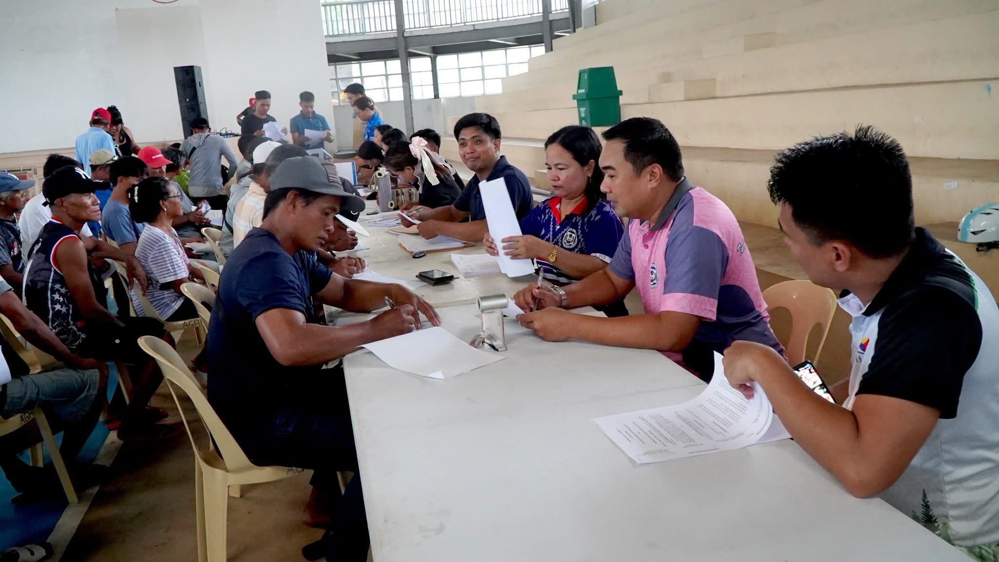 471 Piddig tobacco farmers receive P2.96M incentives, irrigation equipment
