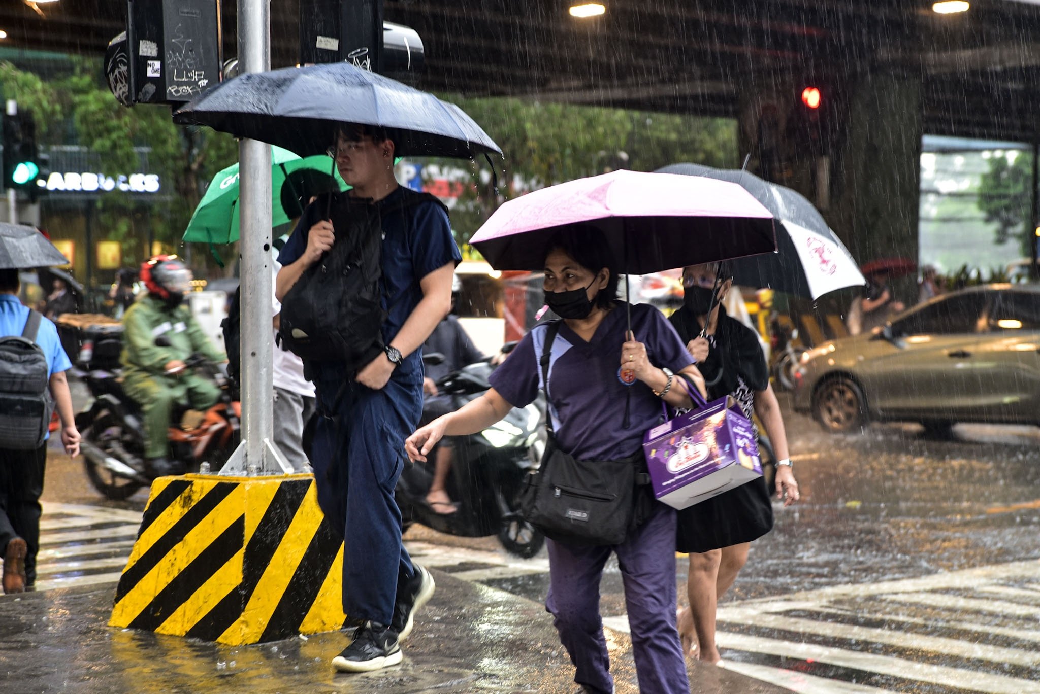 Commuters faces heavy rain in Manila