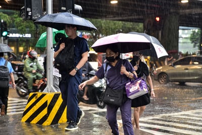 Commuters faces heavy rain in Manila