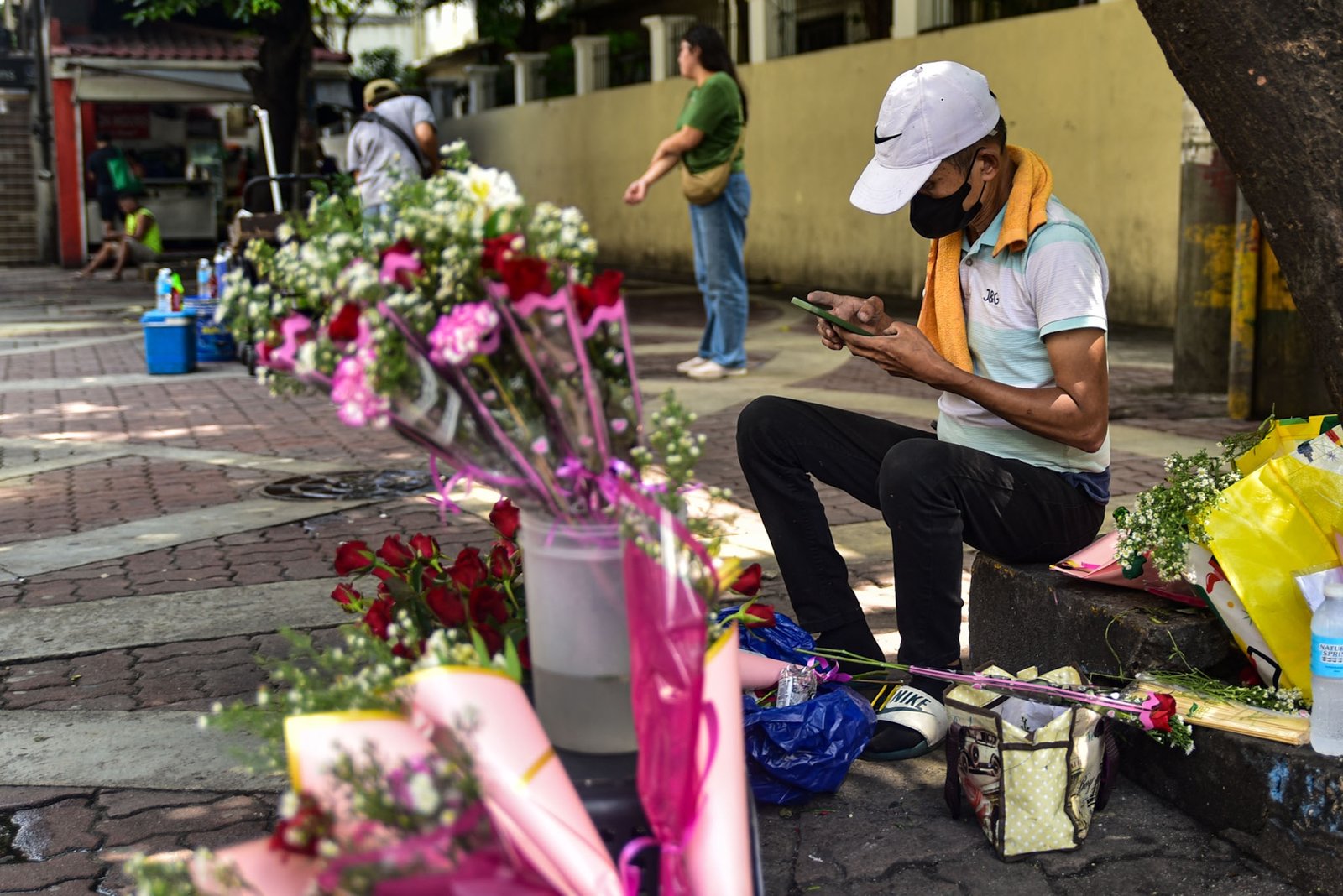 Flowers line the streets of Manila as Filipinos celebrate National Girlfriend Day—a timeless gesture for the special women in their lives.

📸 Zedrich Xylak Madrid
