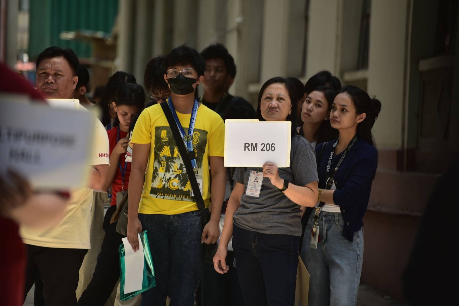Second batch examinees flock to University of the Philippines Manila Testimg center for the first day of the University of the Philippines College Admission Test (UPCAT), on August 1.


Parents and guardians are also present to support the examinees. l Zedrich Xylak Madrid