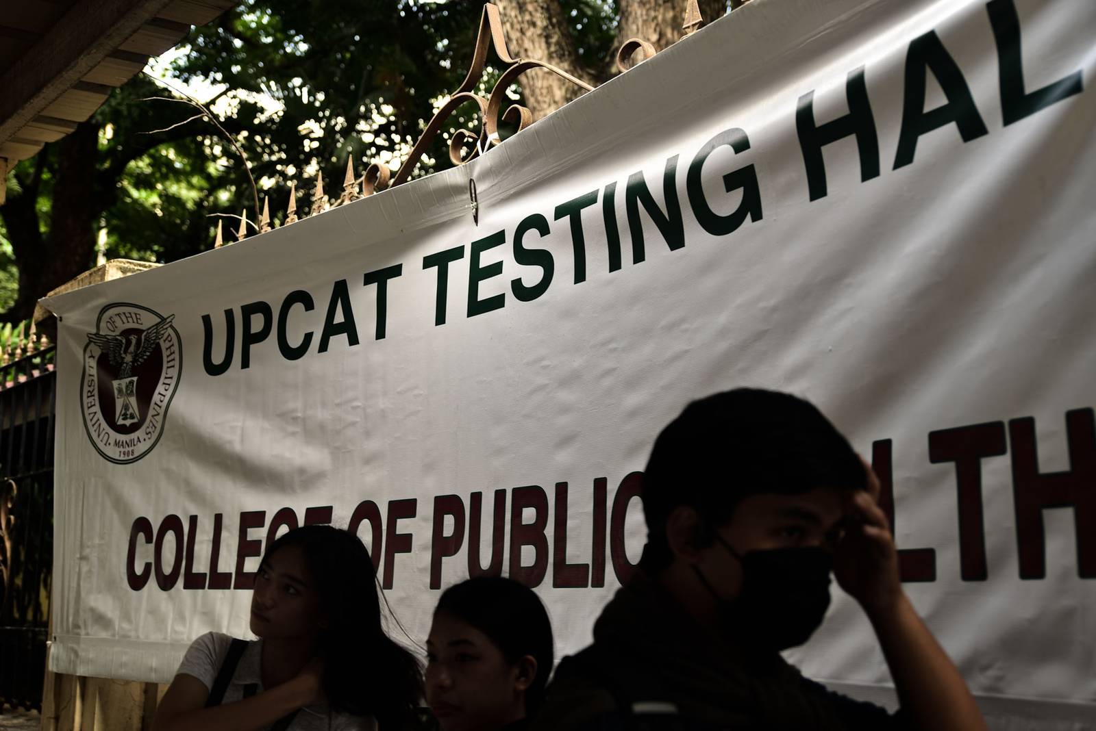 Second batch examinees flock to University of the Philippines Manila Testimg center for the first day of the University of the Philippines College Admission Test (UPCAT), on August 1.


Parents and guardians are also present to support the examinees. l Zedrich Xylak Madrid