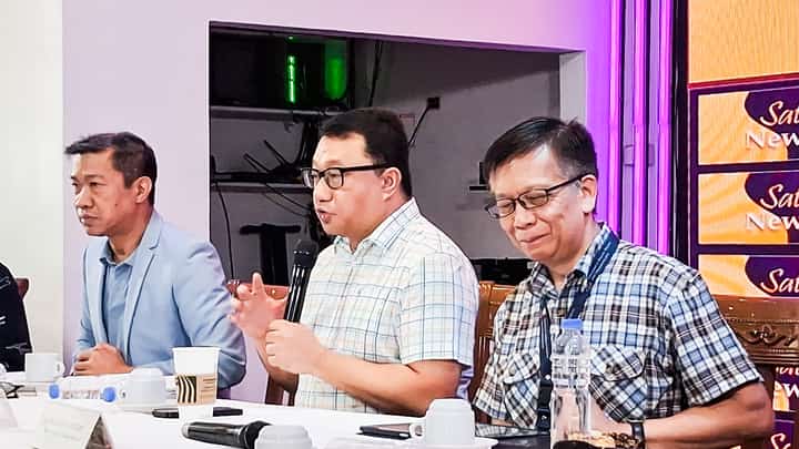 Manila Third District Rep. Joel Chua (center), a member of the House prosecution panel, attends the Saturday News Forum on 1 August. Chua was joined by Department of Migrant Workers Secretary Hans Leo Cacdac (right).