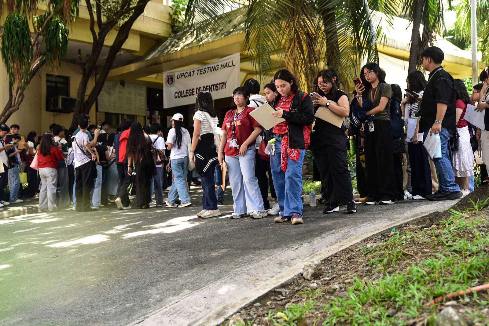 Second batch examinees flock to University of the Philippines Manila Testimg center for the first day of the University of the Philippines College Admission Test (UPCAT), on August 1.


Parents and guardians are also present to support the examinees. l Zedrich Xylak Madrid
