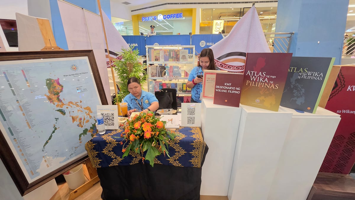 The Komisyon sa Wikang Filipino displays language maps, dictionaries and other publications.