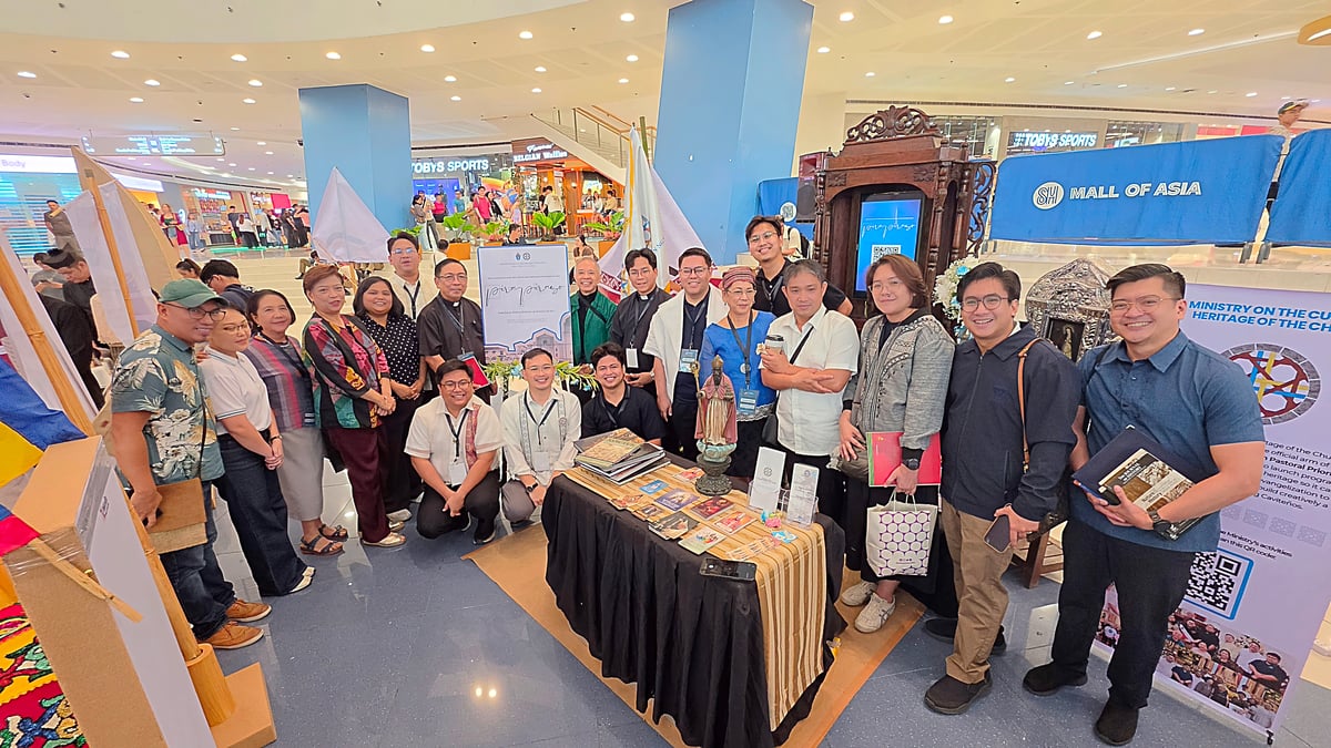 NHCP chairman Regalado Trota Jose Jr. with HistoEx visitors and participants.