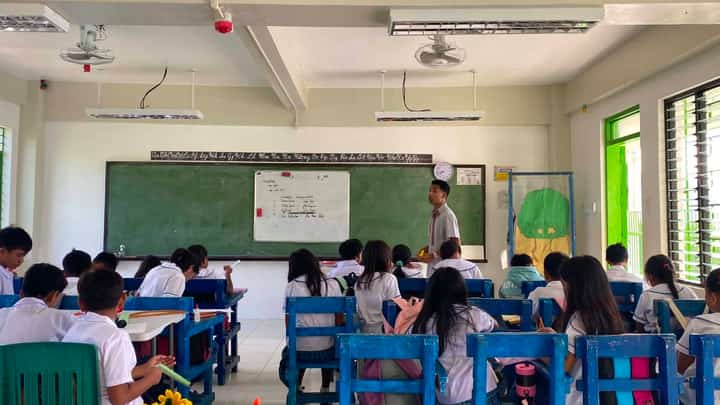 LEARNERS attend class at the Libis Elementary School in Antipolo City.