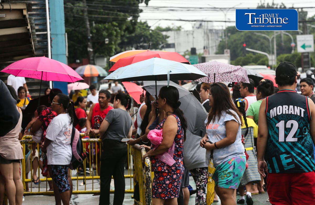 TD LUIS
Parents waited outside Aquino Elementary School in Quezon City under umbrellas as Tropical Depression Luis continued to bring cloudy skies and rain on 3 August 2026.
PAGASA said the weather disturbance remains inside the Philippine Area of Responsibility (PAR) and is being closely monitored due to its potential to bring heavy rainfall, strong winds and flooding in affected areas.
📸: Analy Labor