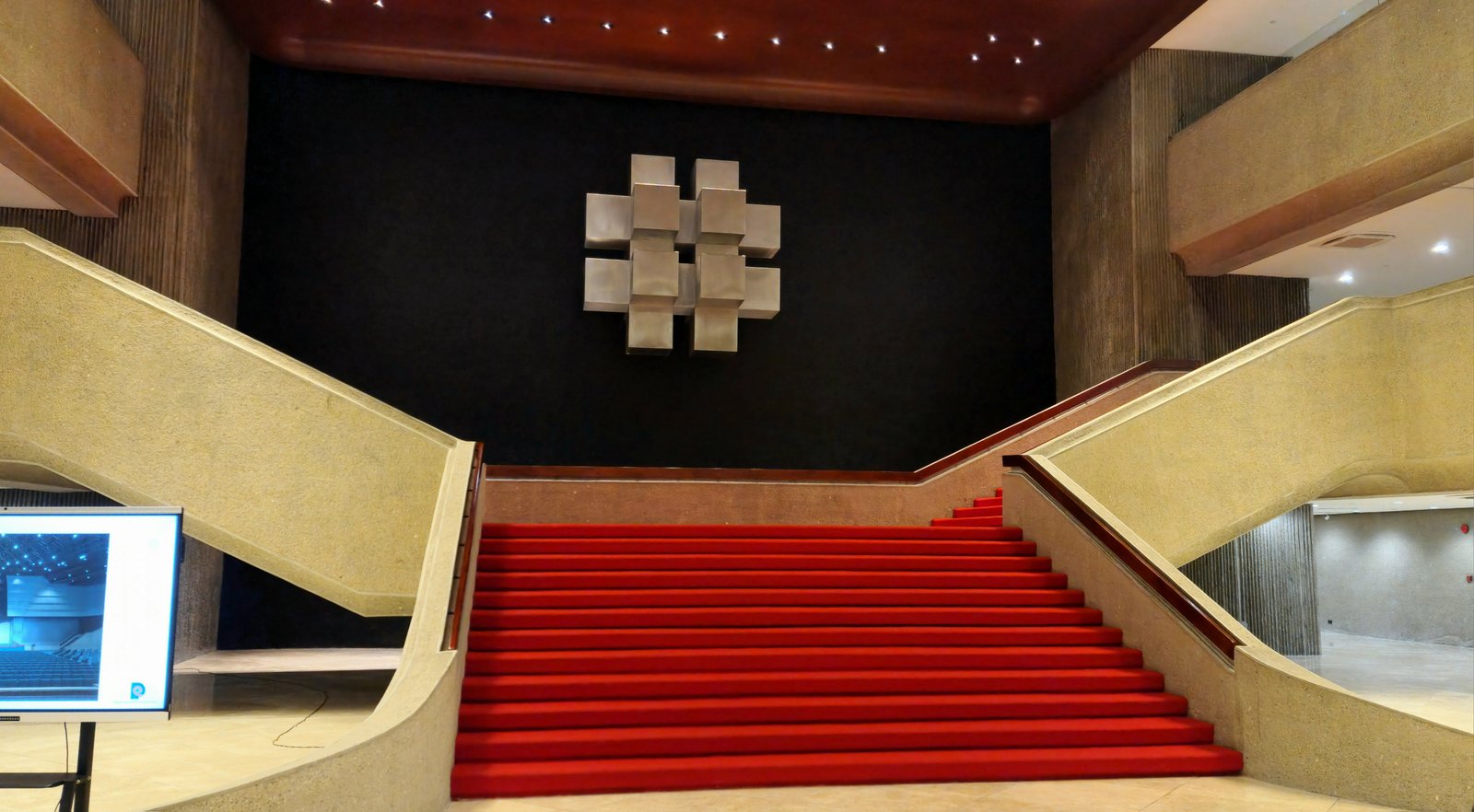 Steel sculpture ‘Grid’ by Arturo Luz overlooks the grand staircase between the Plenary and Reception halls.