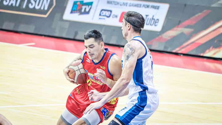 MERALCO defensive lynchpin Cliff Hodge (right) has been tagged as the ‘dirtiest player in the league’ by Rain or Shine coach Yeng Guiao.