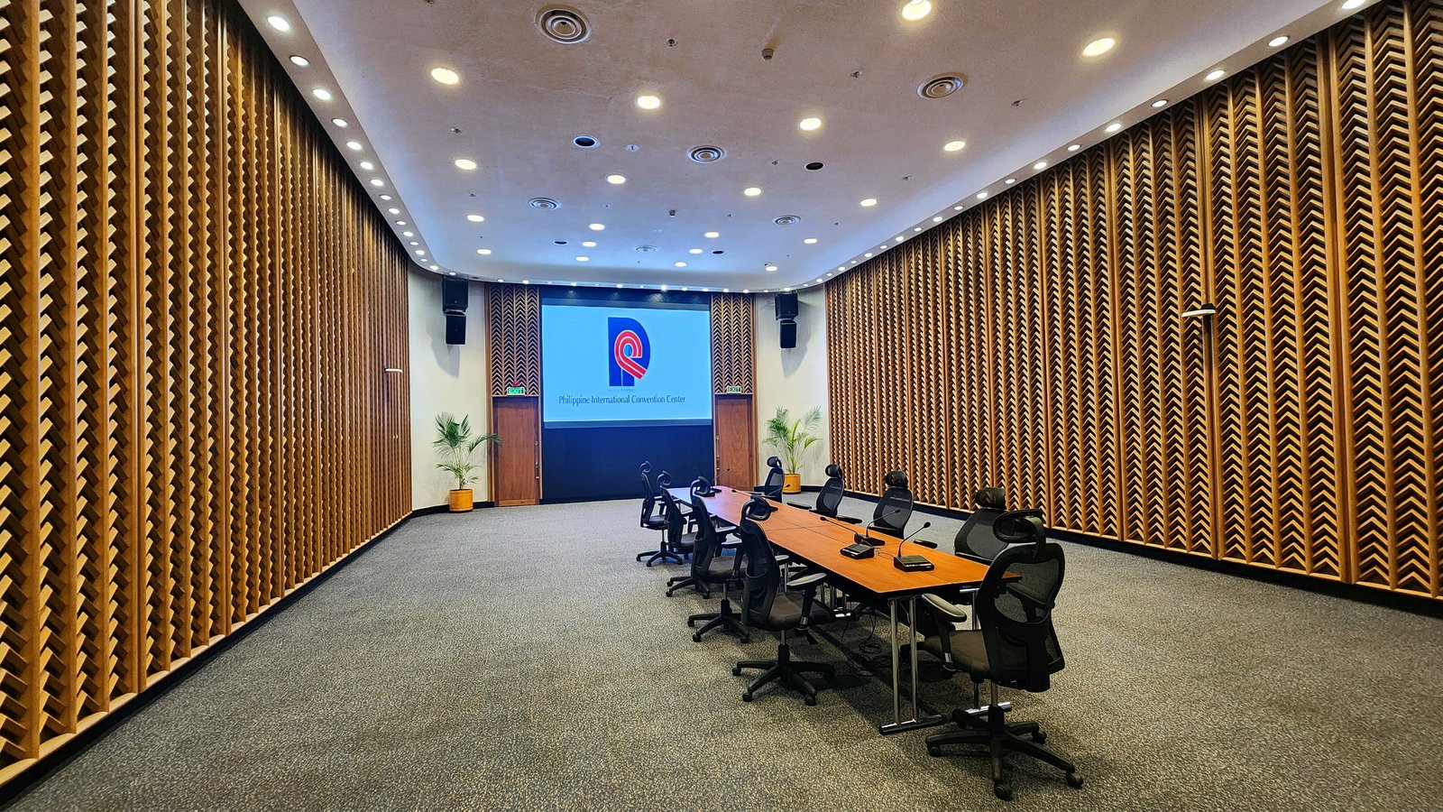 A renovated meeting hall pairs distinctive wooden latticework with contemporary conference technology.