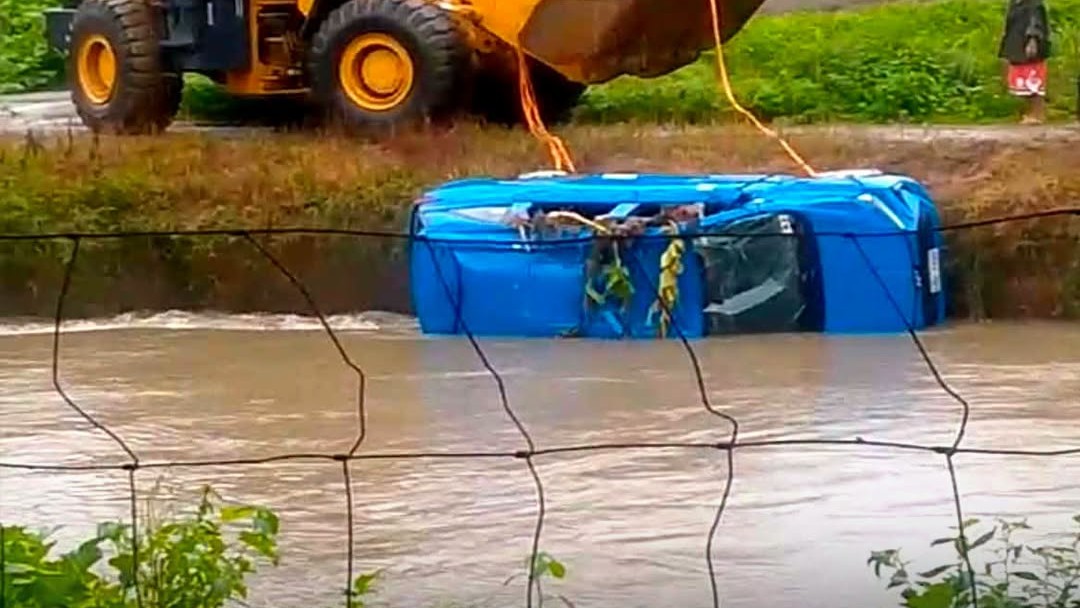 Driver dies as taxi plunges into an irrigation in Llanera