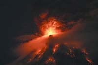 Guatemala issues danger alert 
as Fuego erupts
