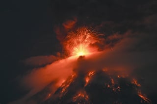 Guatemala issues danger alert 
as Fuego erupts